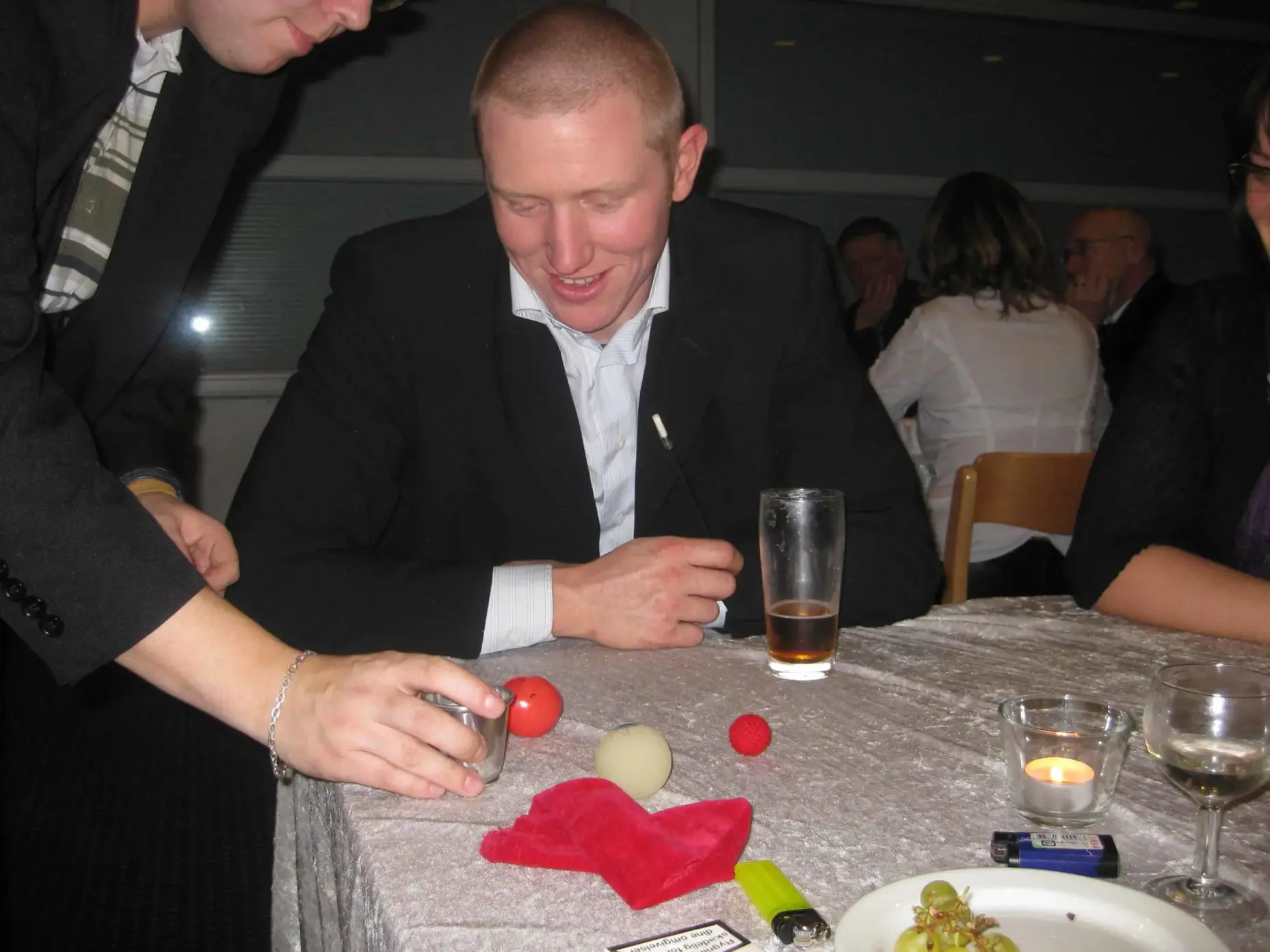 Magiske Michael laver bord-til-bord magi